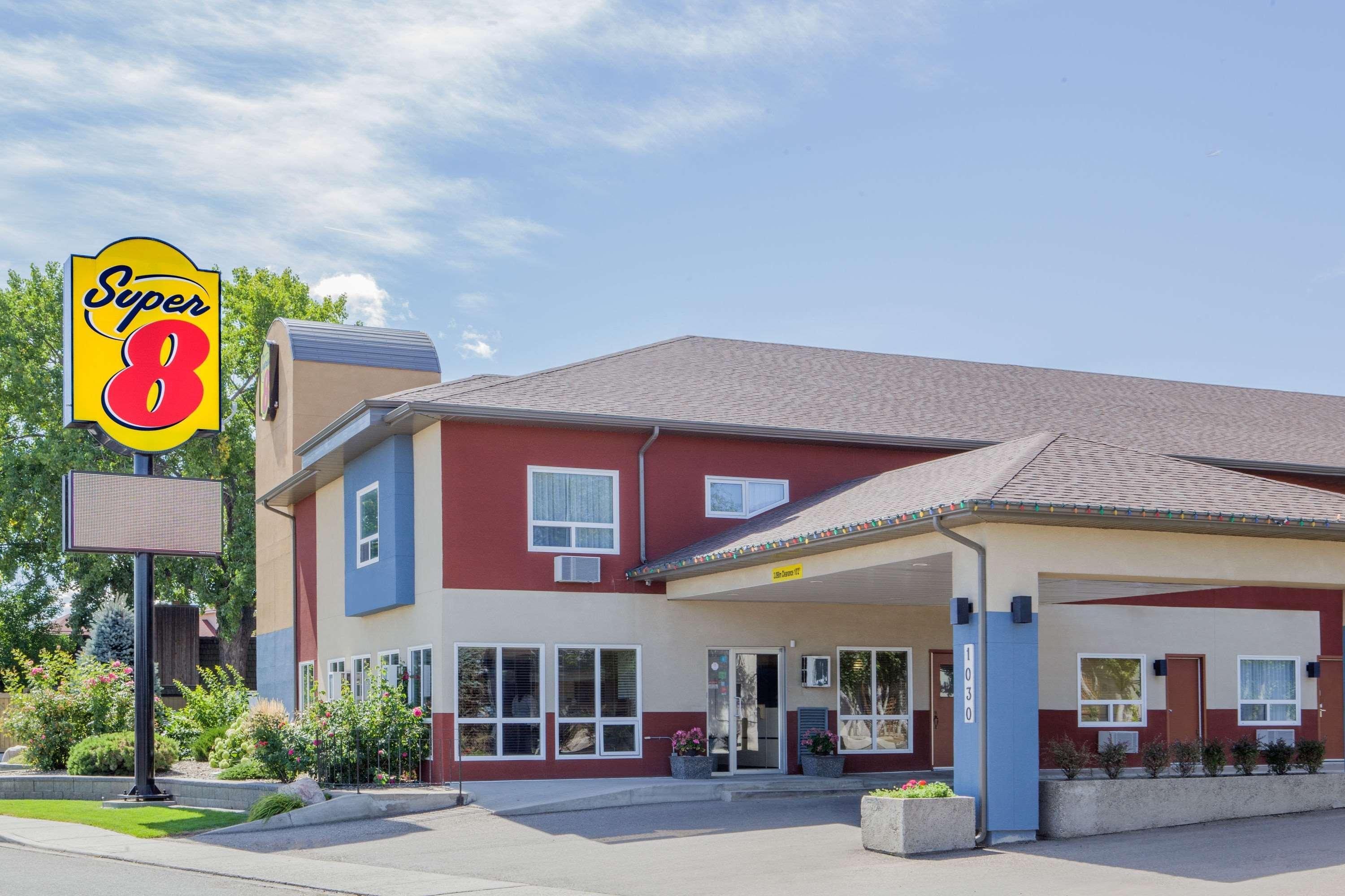 Super 8 By Wyndham Lethbridge Hotel Exterior photo