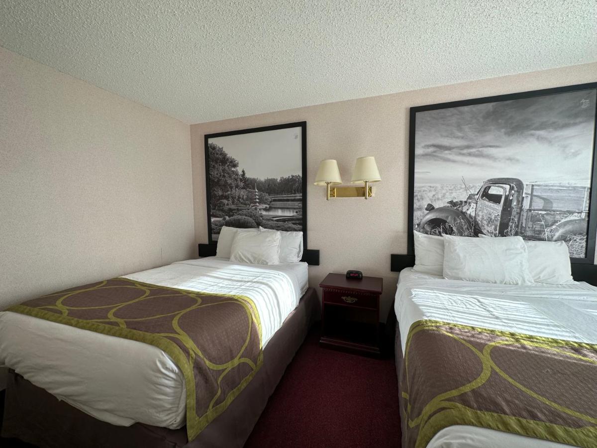 Super 8 By Wyndham Lethbridge Hotel Exterior photo