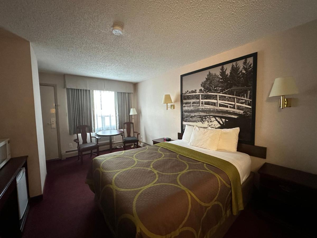 Super 8 By Wyndham Lethbridge Hotel Exterior photo