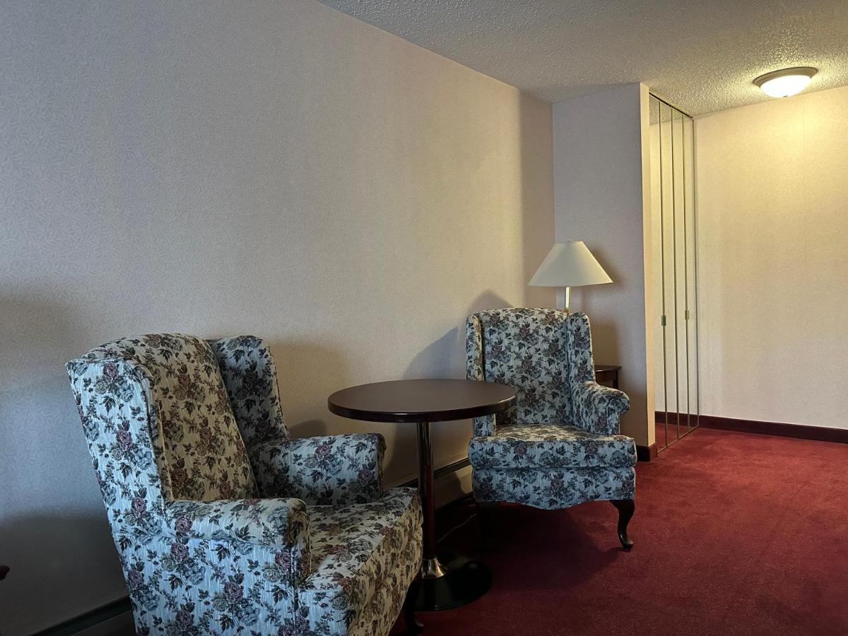 Super 8 By Wyndham Lethbridge Hotel Exterior photo