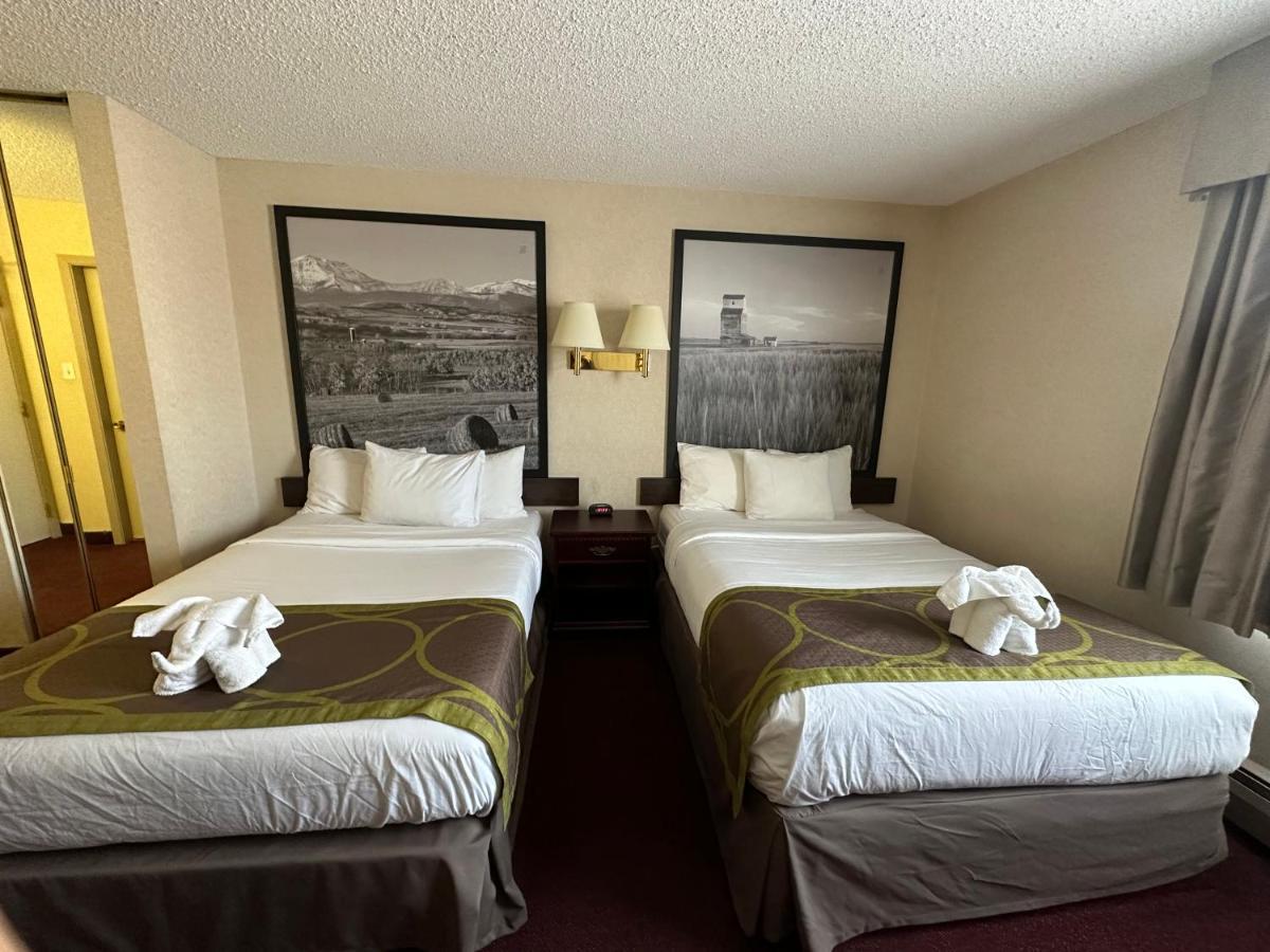 Super 8 By Wyndham Lethbridge Hotel Exterior photo