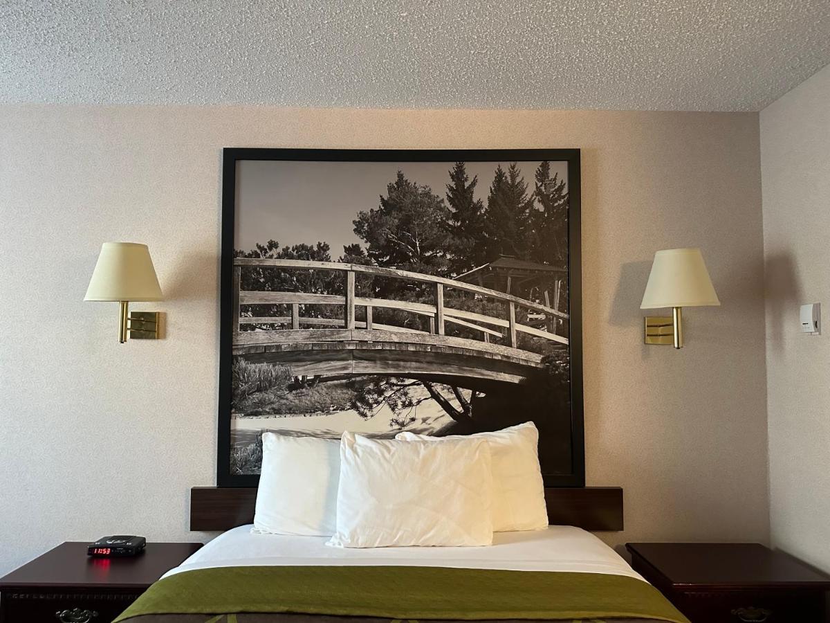 Super 8 By Wyndham Lethbridge Hotel Exterior photo