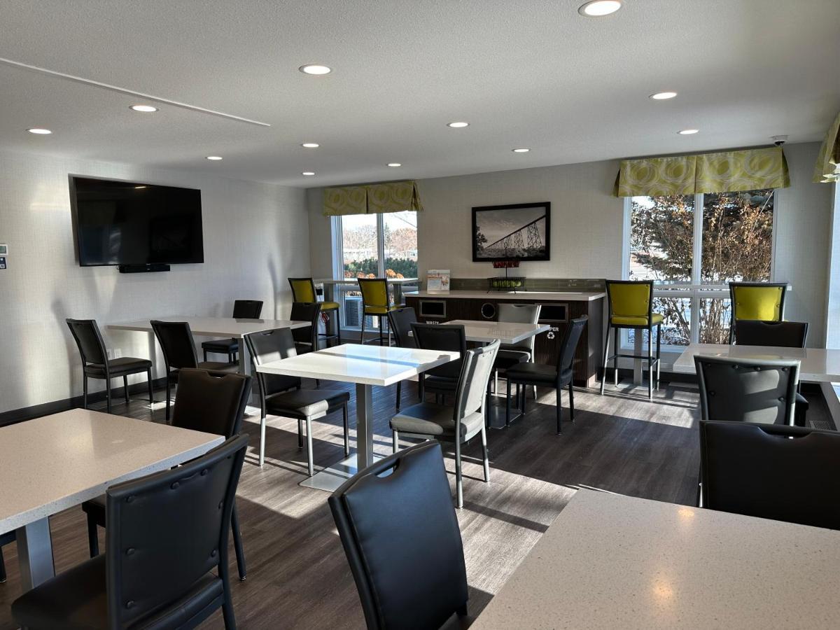 Super 8 By Wyndham Lethbridge Hotel Exterior photo
