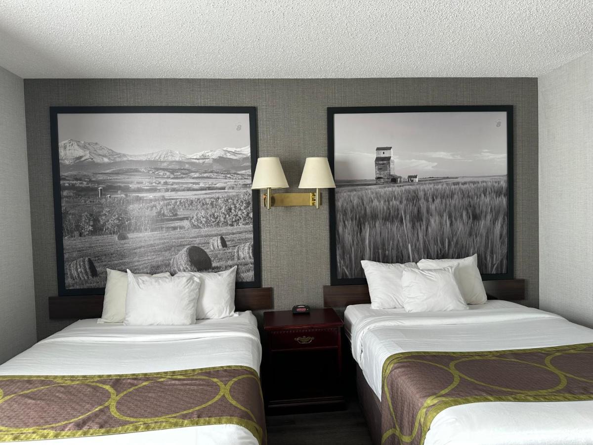 Super 8 By Wyndham Lethbridge Hotel Exterior photo