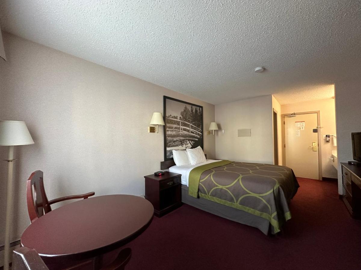 Super 8 By Wyndham Lethbridge Hotel Exterior photo