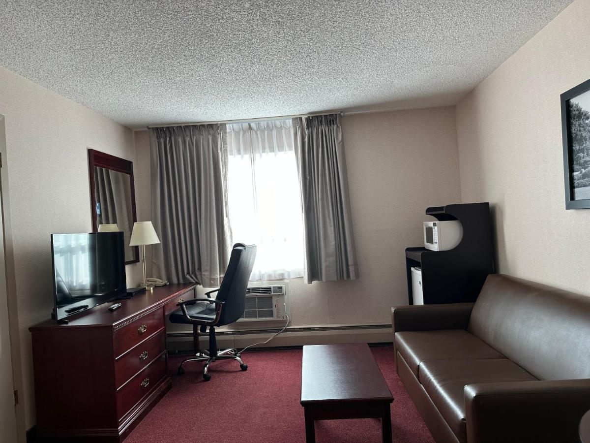 Super 8 By Wyndham Lethbridge Hotel Exterior photo