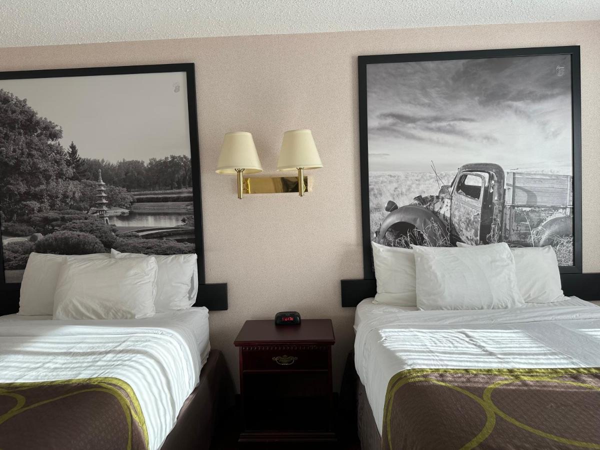 Super 8 By Wyndham Lethbridge Hotel Exterior photo