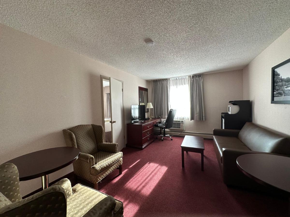 Super 8 By Wyndham Lethbridge Hotel Exterior photo