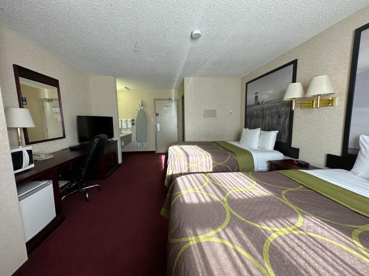 Super 8 By Wyndham Lethbridge Hotel Exterior photo