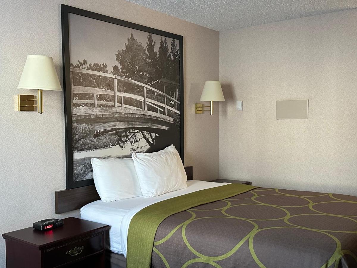 Super 8 By Wyndham Lethbridge Hotel Exterior photo