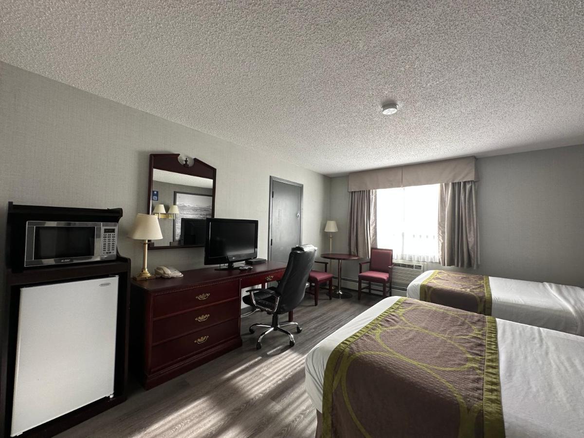 Super 8 By Wyndham Lethbridge Hotel Exterior photo